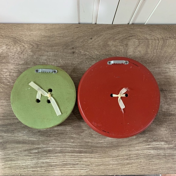 Red & Green Distressed Button Wall Decor - Picture 4 of 4